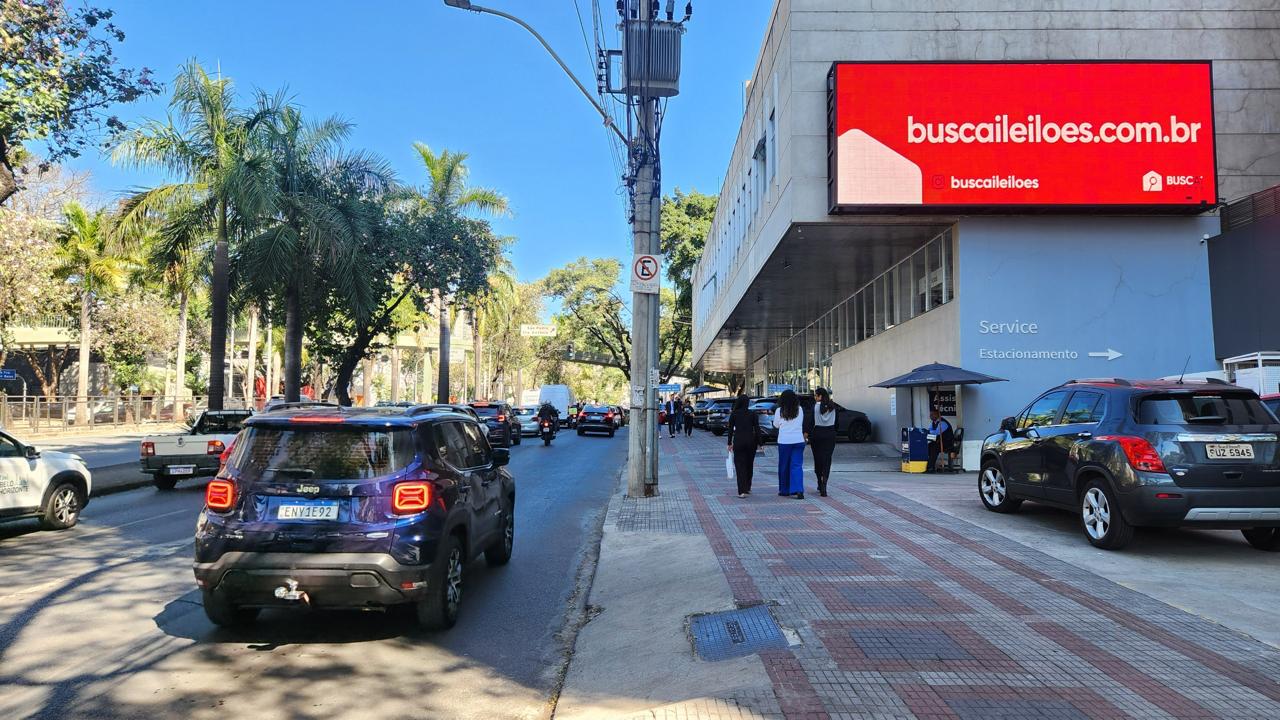 Painel de LED com a marca BUSCAi em avenida