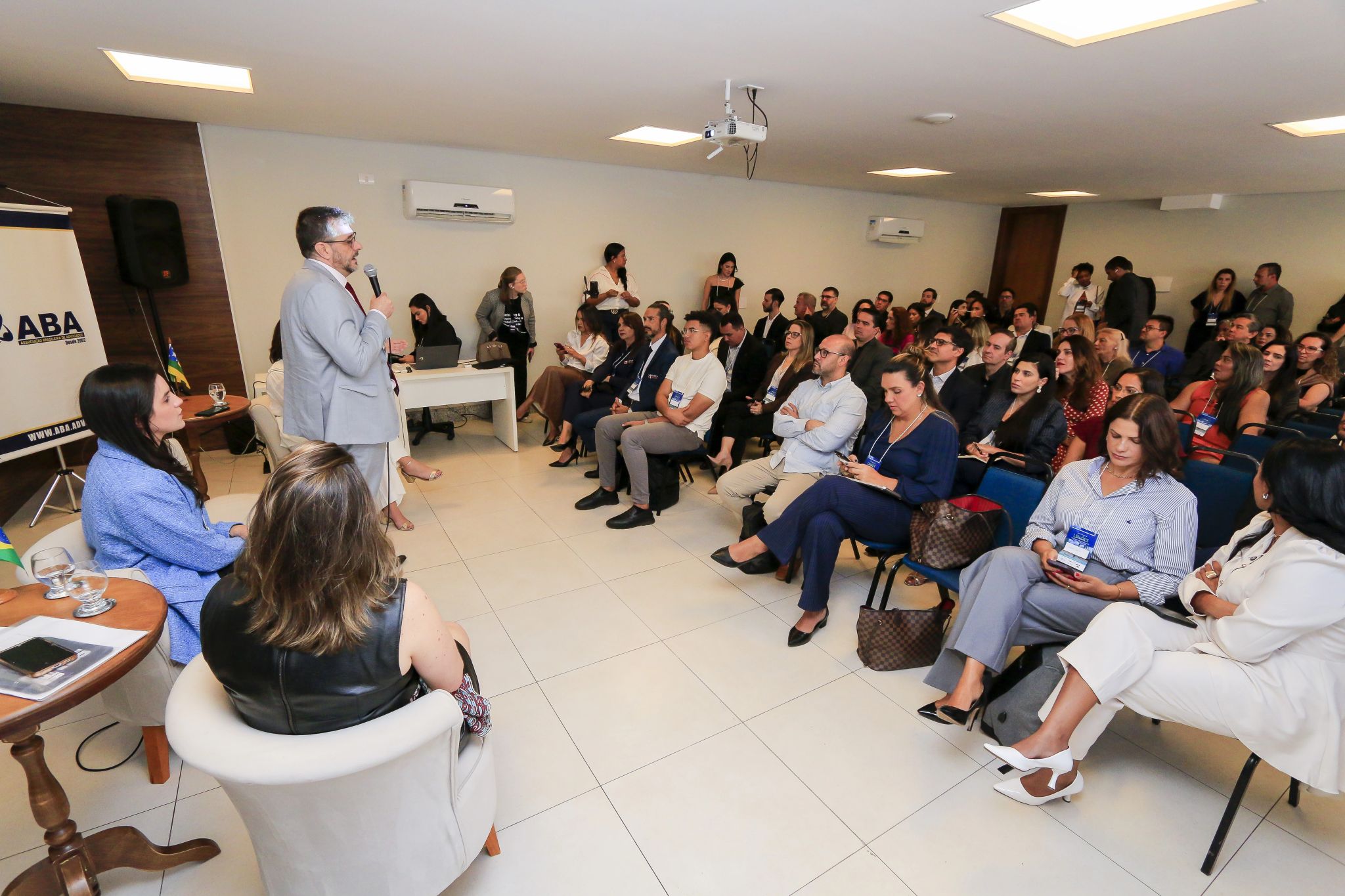 Aurélio Viana palestrando em evento da ABA sobre leilões